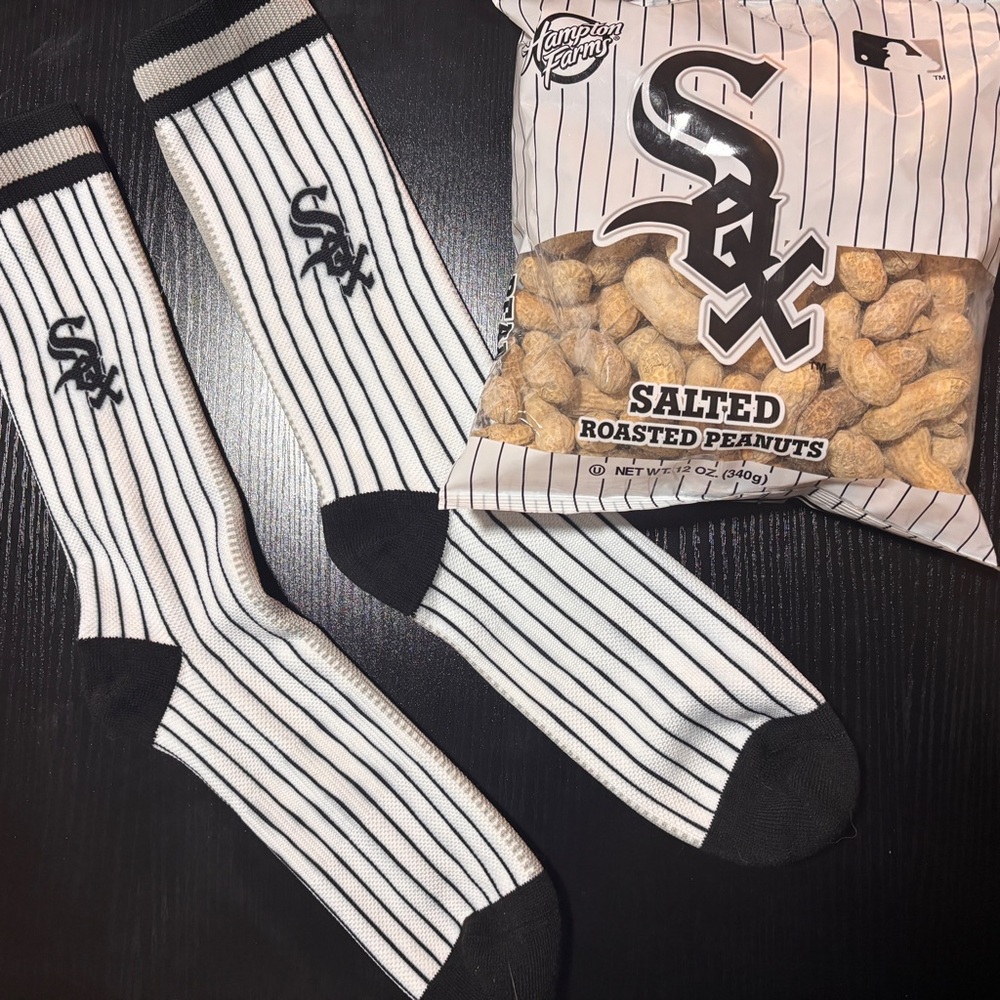 MLB Chicago White Sox & Snacks - Women's Crew Socks - Peanuts - Baseball